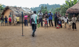 Für VR-Produktionen reisen Journalist*innen oft an abgeschiedene Orte. Hier dreht die Foto- und Videojournalistin Julia Leeb im Kongo.